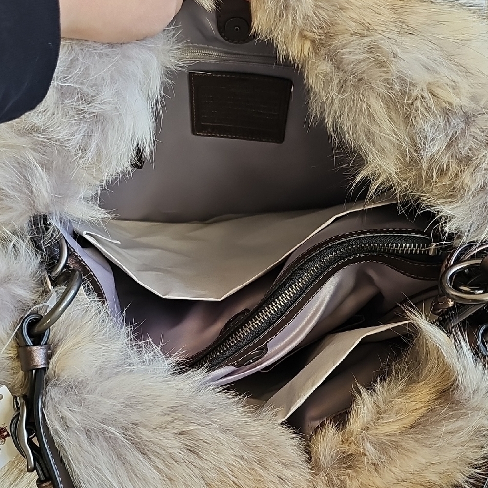 Coach 2010 NWT Hamptons Ski Fur XL Hobo Bag Coyote Fur Trim Quilted Black - Picture 8 of 16